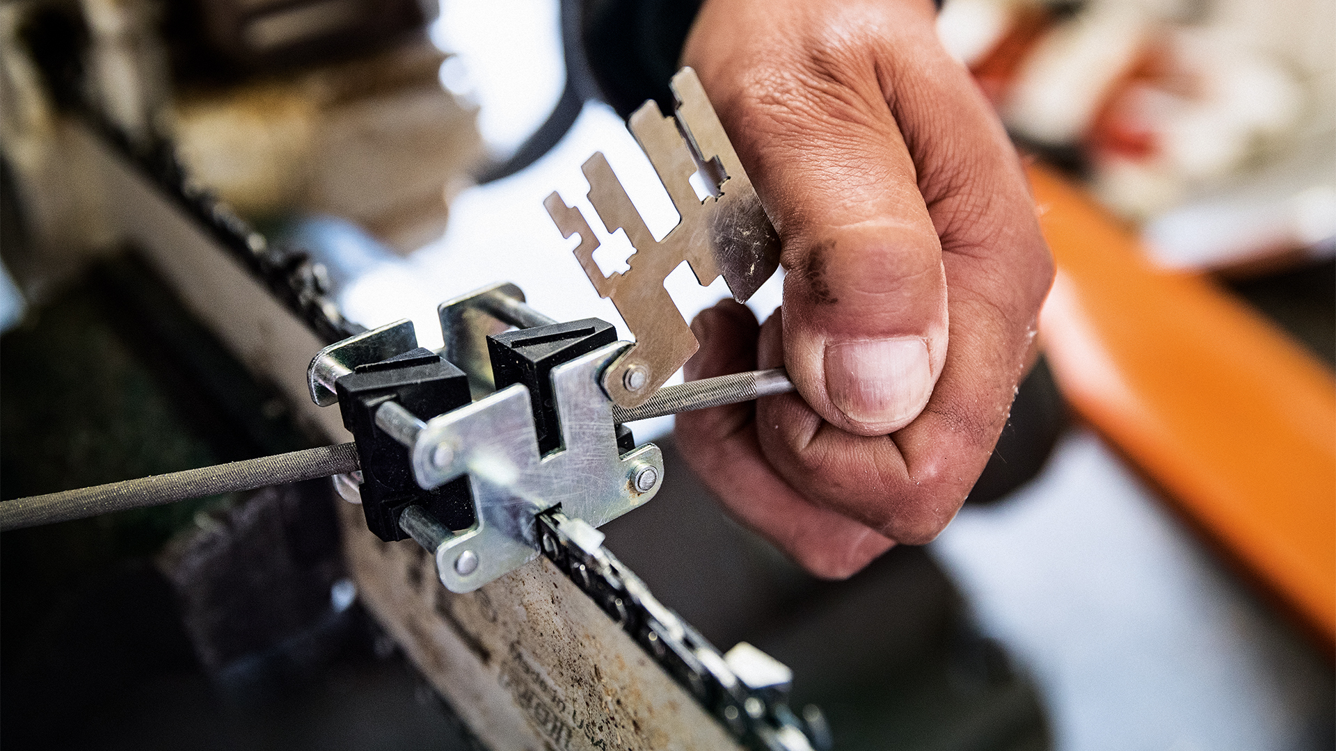 Mies viilaa STIHL moottorisahan teräketjua viilauslaitteella FG 4