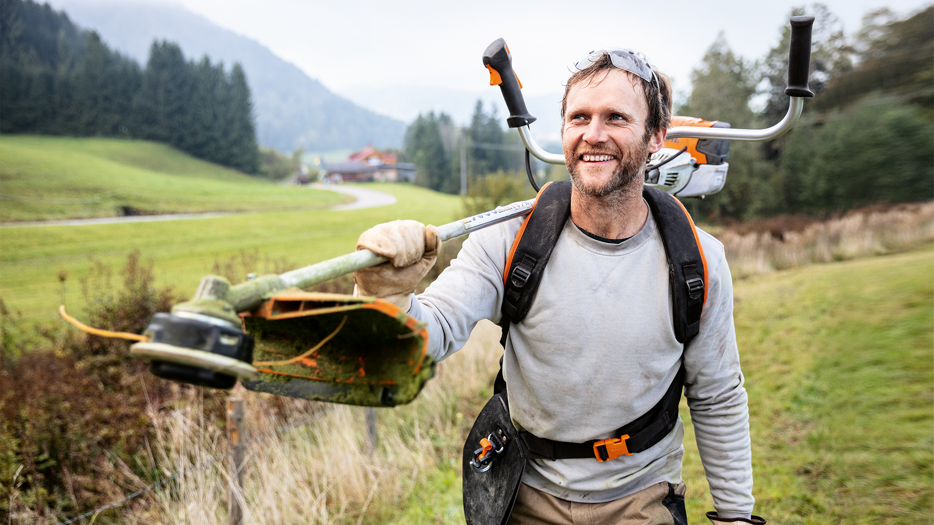 Mies, jolla on STIHL -leikkuri ja Advance PLUS -yleisvaljaat