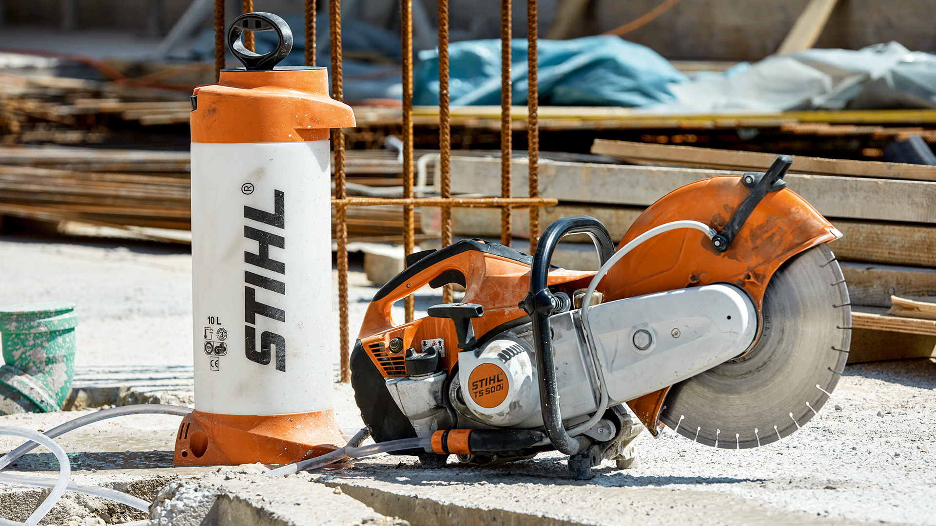 STIHL TS 500i bensiini-laikkaleikkuri painevesisäiliöllä, rakennustyömaalla