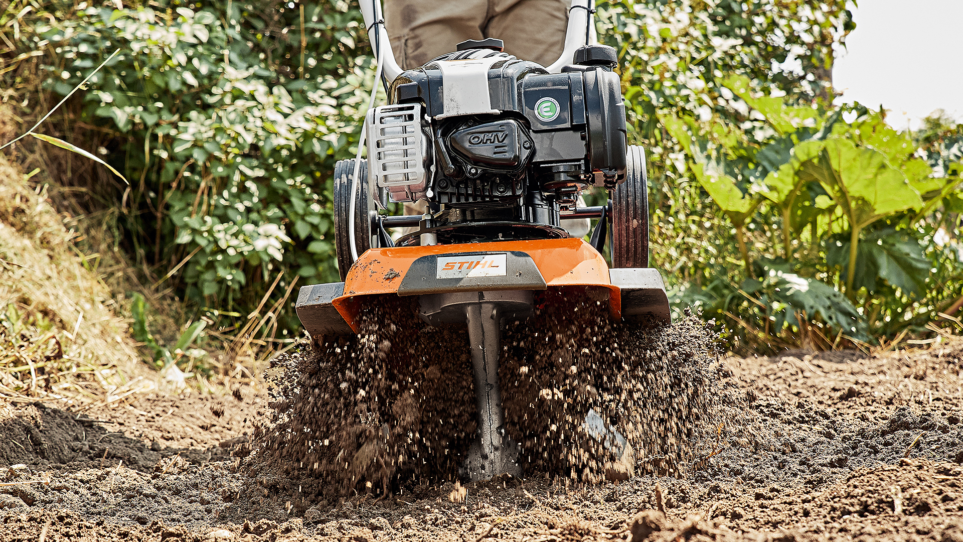 STIHL MH 445 jyrsin jyrää peltoa