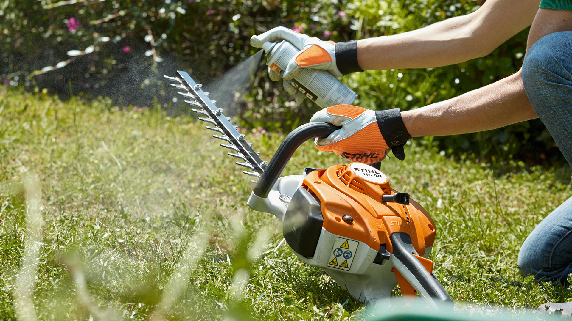 STIHL HS 46 -bensiinipensasleikkurin puhdistus STIHL Supercleanilla