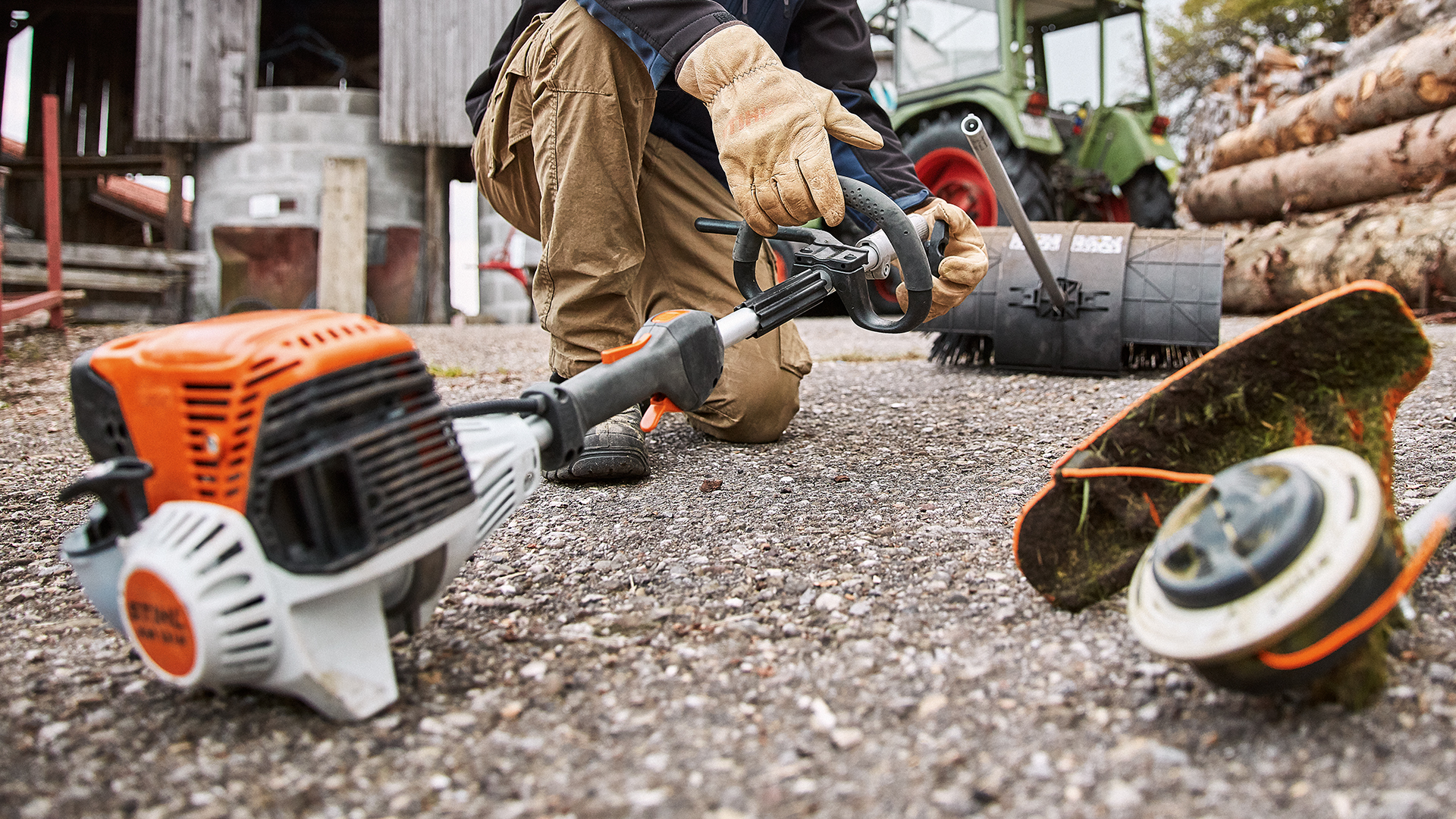 Mies, jolla on STIHL KombiSystem KM 131 R lisävarusteilla maalla