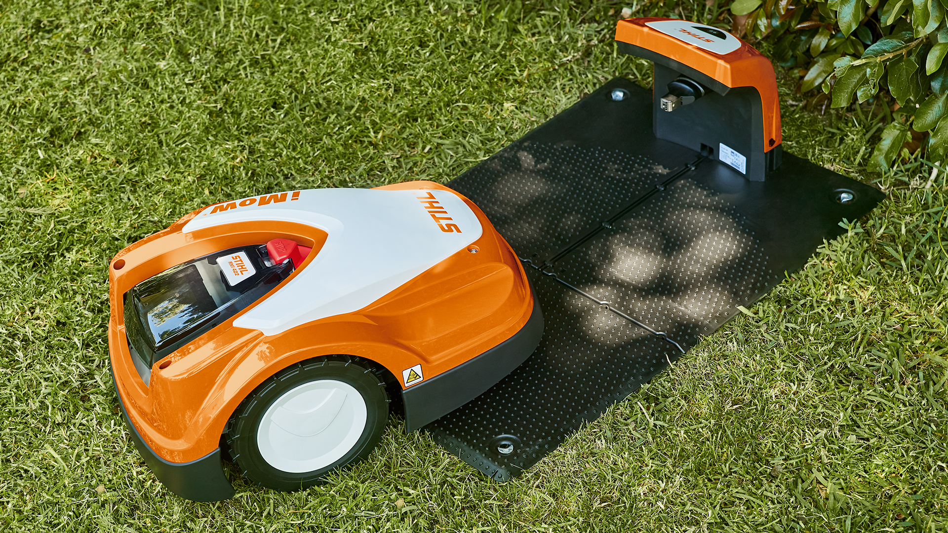 STIHL robottiruohonleikkuri RMI 422 lähestyy puutarhan STIHL telakointiasemaa