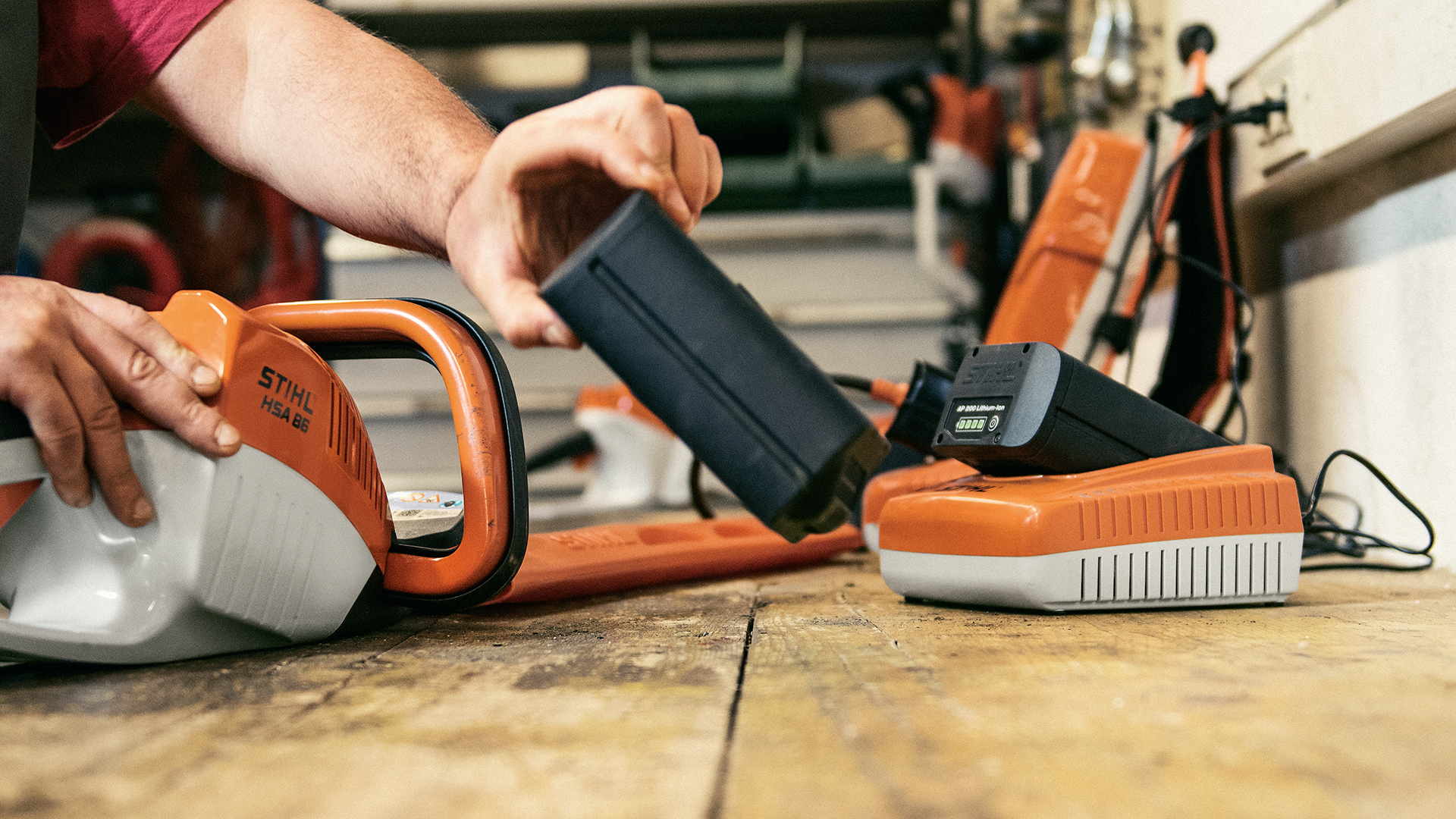 STIHL AK -akku STIHL AL 300 -pikalaturista asetetaan STIHL HSA 86 akkupensaslikkuriin