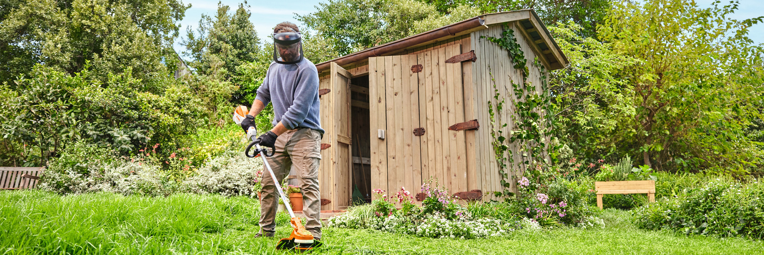  Ruohon leikkuuta akkukäyttöisellä STIHL FSA 70 R -ruohotrimmerillä