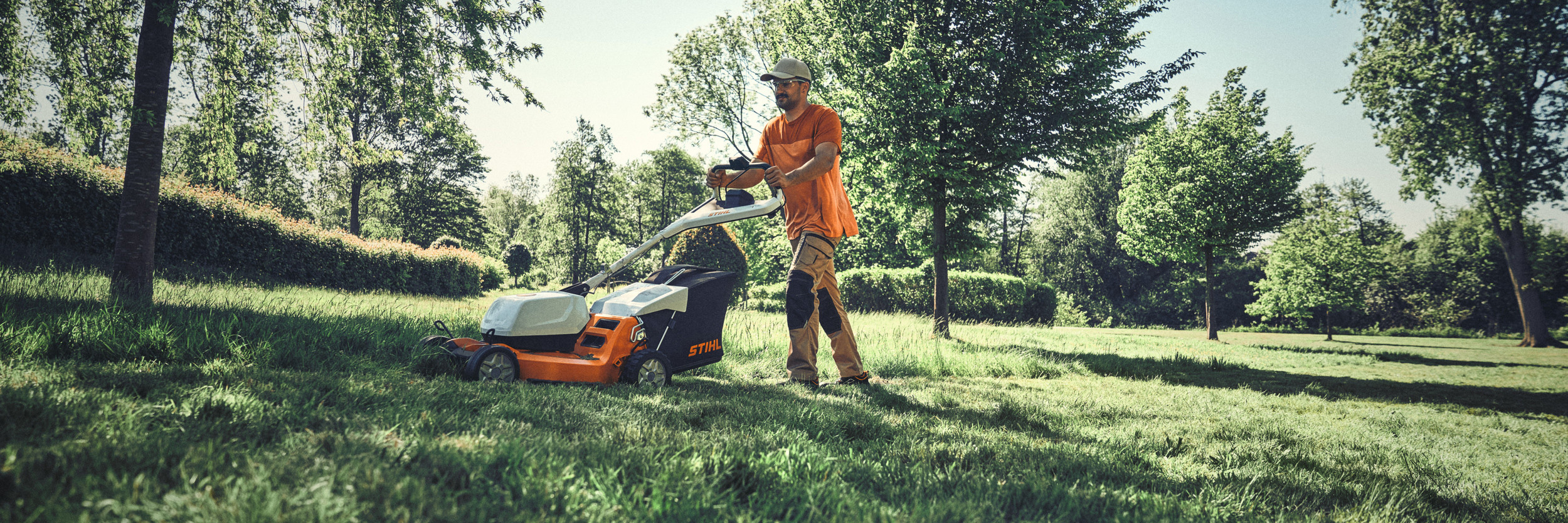  Akkukäyttöinen STIHL RMA 756 V -ruohonleikkuri – Mies leikkaamassa nurmikkoa – Kevätkampanja 2025