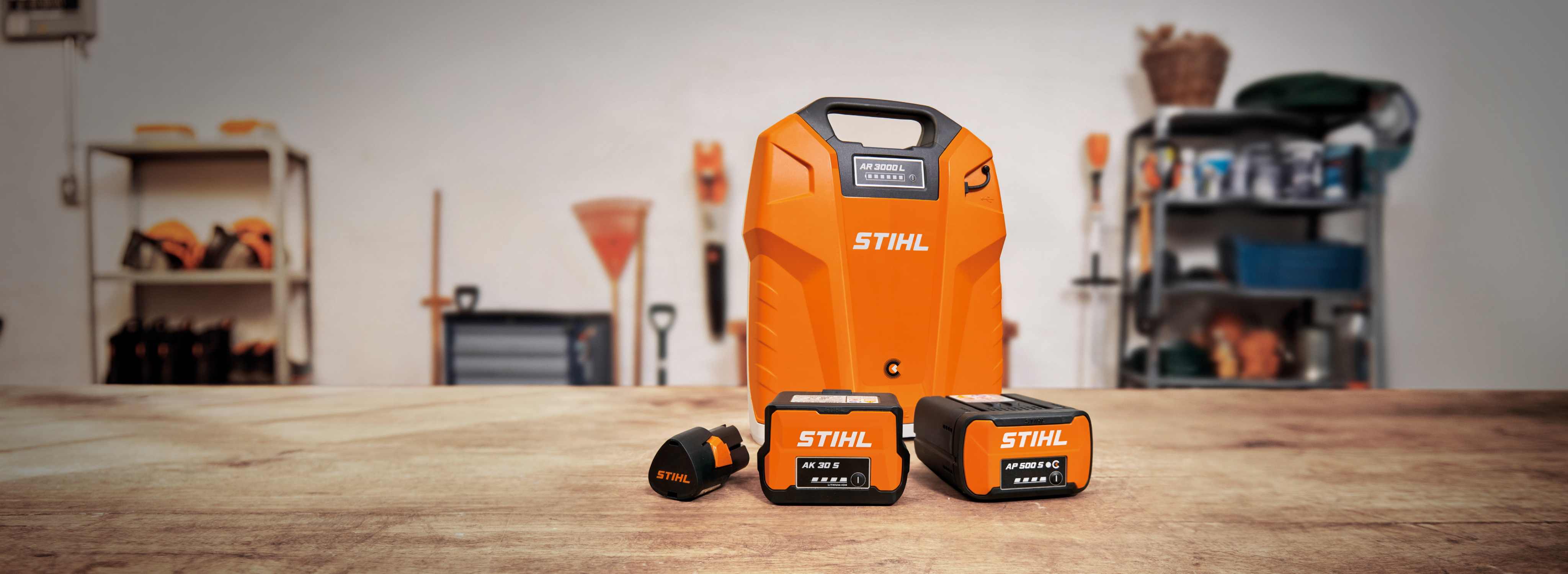 STIHL AP -järjestelmän tuotteita pöydällä