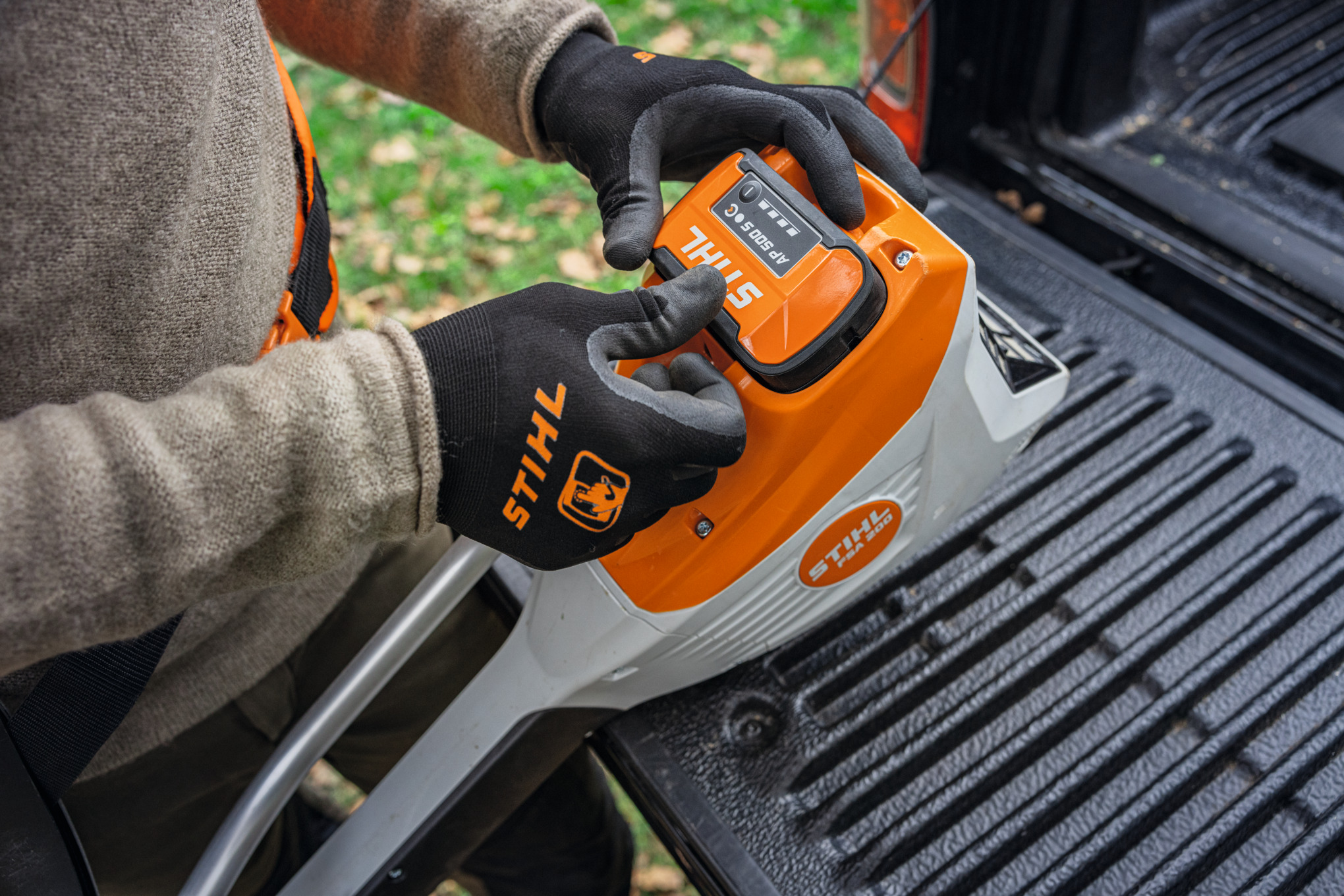 STIHL AP 500 S -akun asettaminen työkaluun