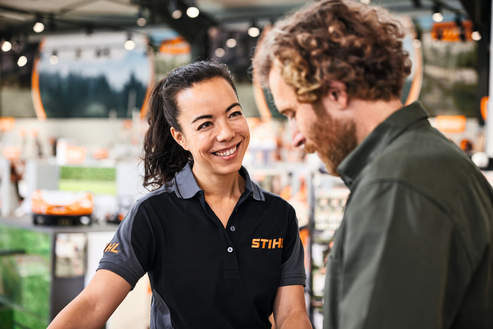 STIHL-jälleenmyyjä neuvomassa asiakasta