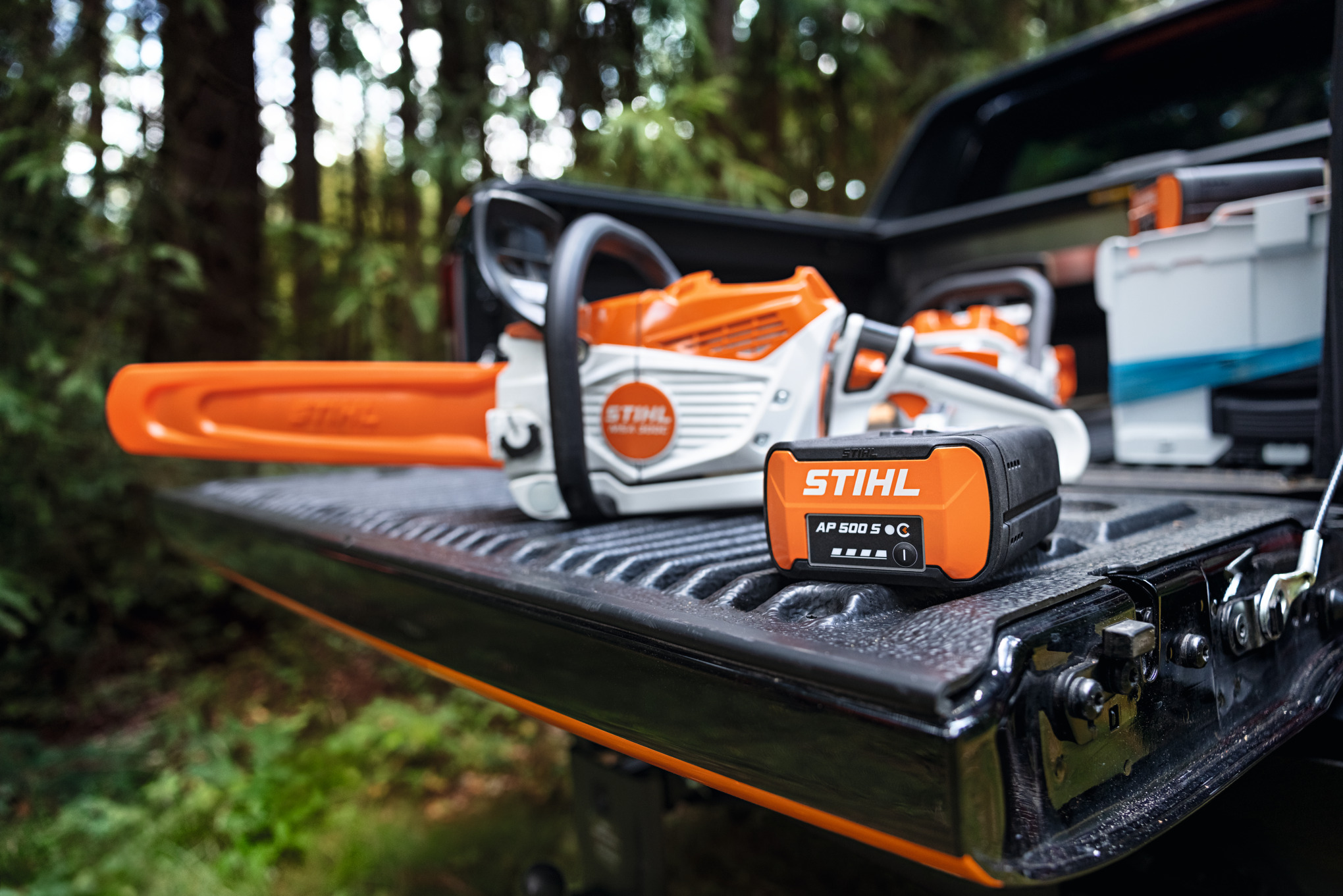 STIHL AP 500 S -litiumioniakku ja akkutoiminen STIHL MSA 300 -moottorisaha 
