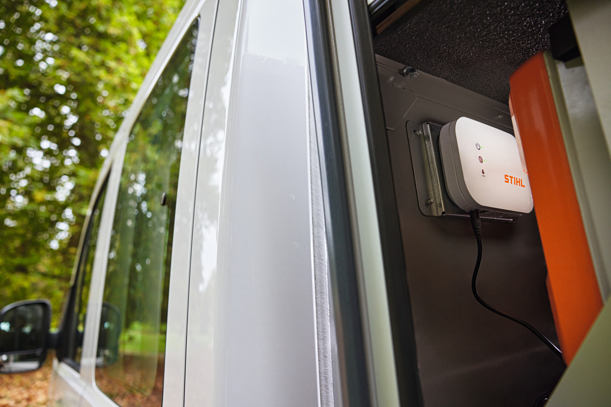 STIHL connected box ajoneuvon takaosassa, joka on sijoitettu bottTainer-mobiililatausasemaan.