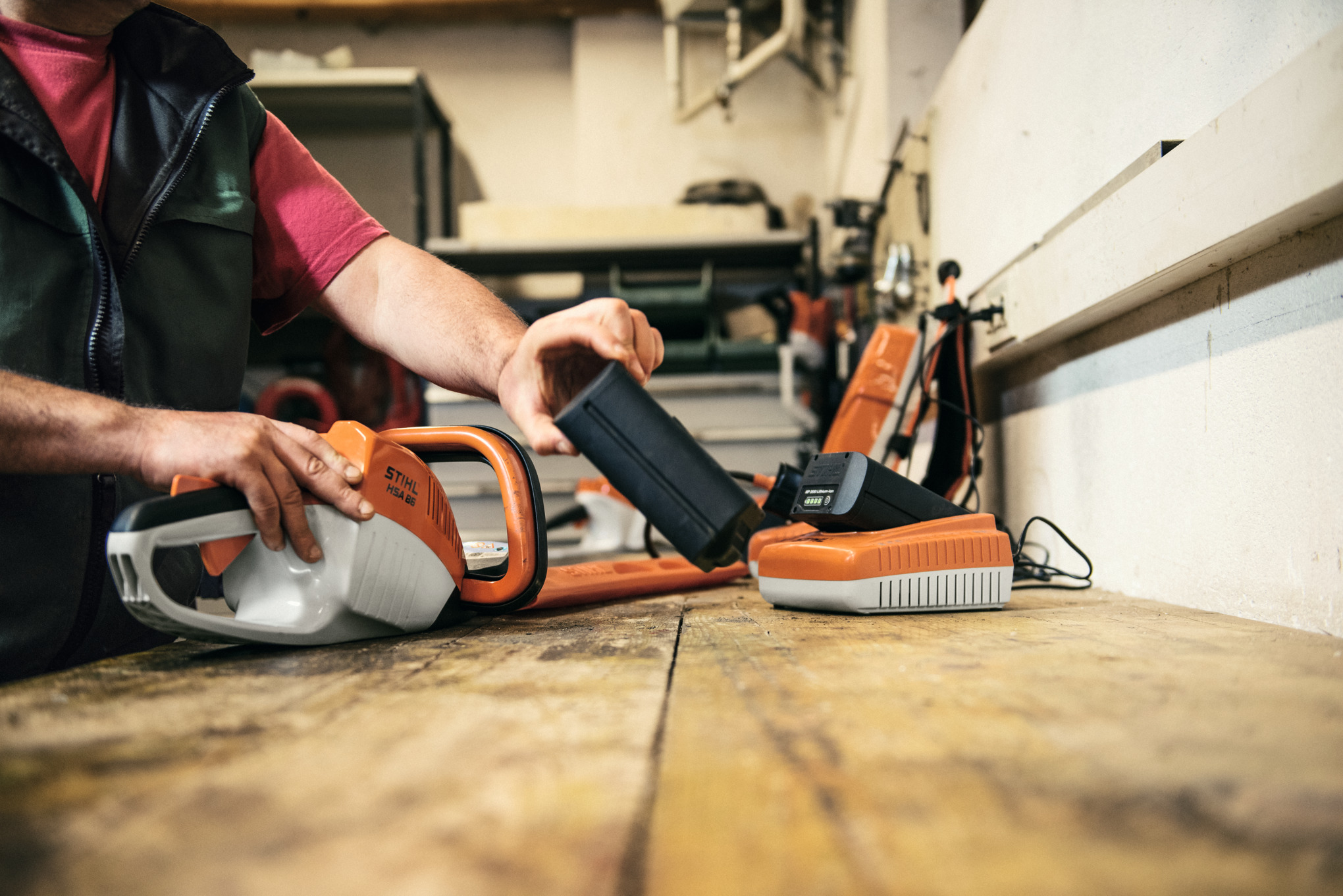 STIHL HSA 86 käytössä AP-akun ja AL-laturin kanssa