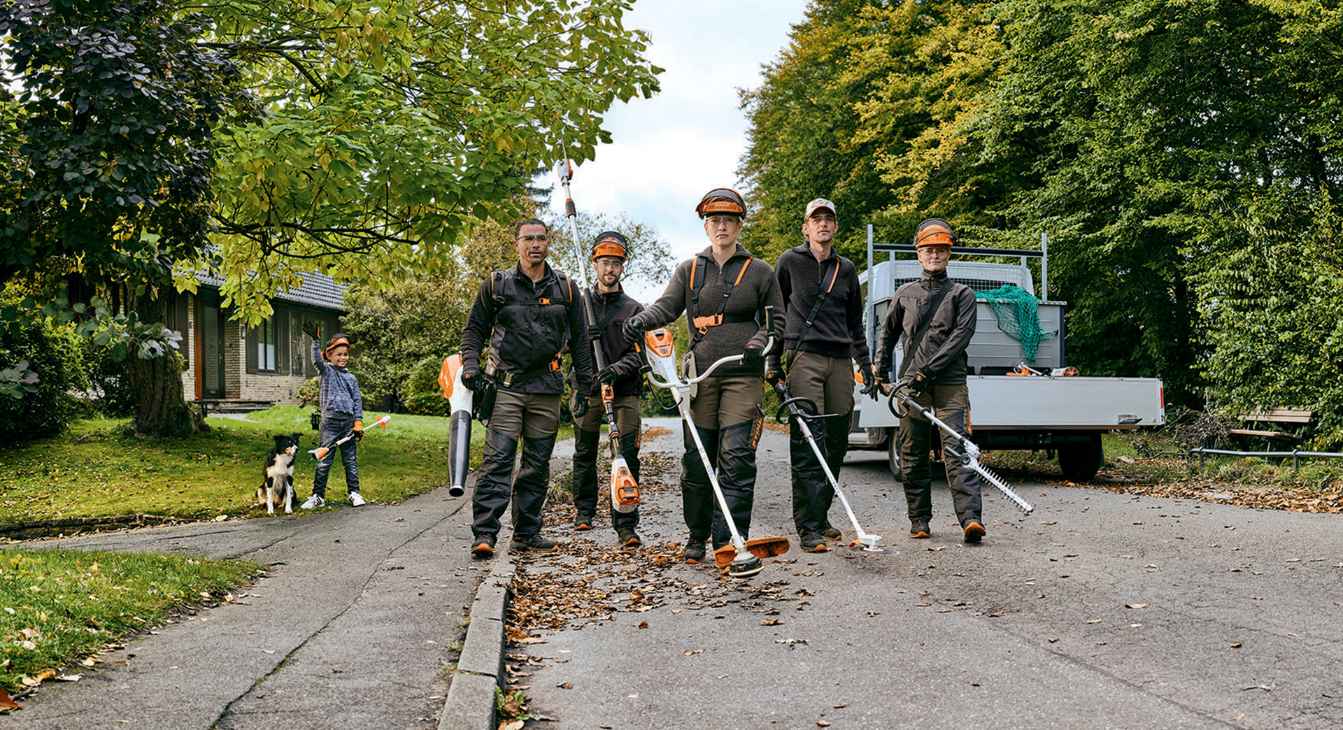 Erilaisia akkutyökaluja ja yhteensopivia STIHL AP -järjestelmän akkuja ajoneuvon lavalla