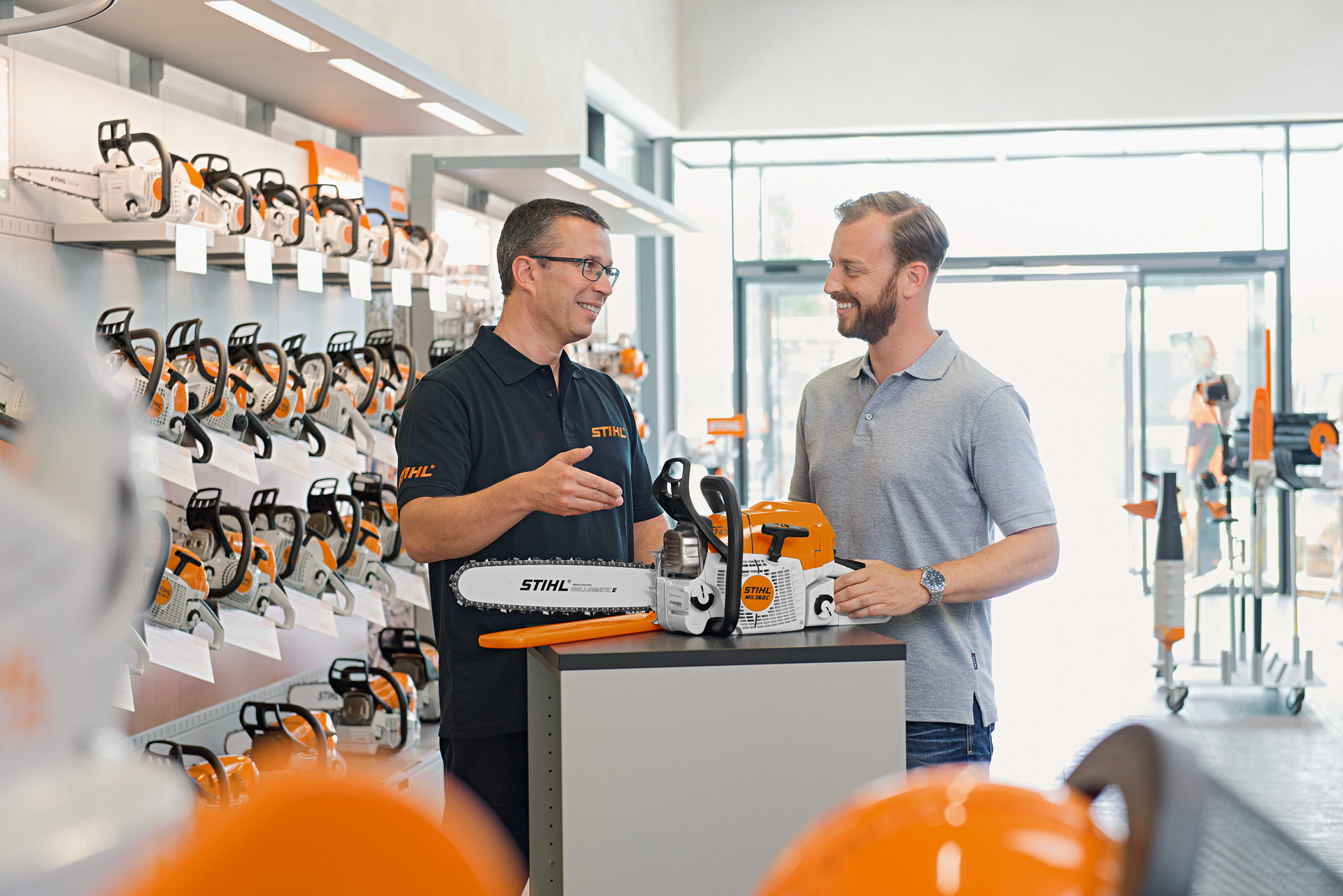 STIHL-jälleenmyyjä auttamassa asiakasta STIHL-moottorisahan ostossa