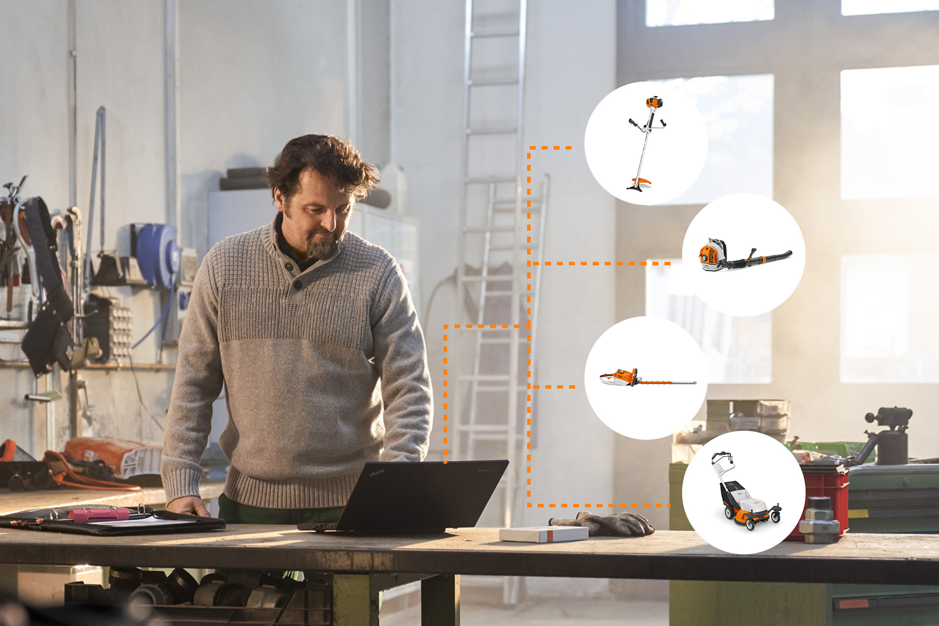 Mies kannettavan tietokoneen ääressä korjaamolla; STIHL-tuotteita kuvaavat kuvakkeet symboloivat STIHL connected -kalustonhallintaa