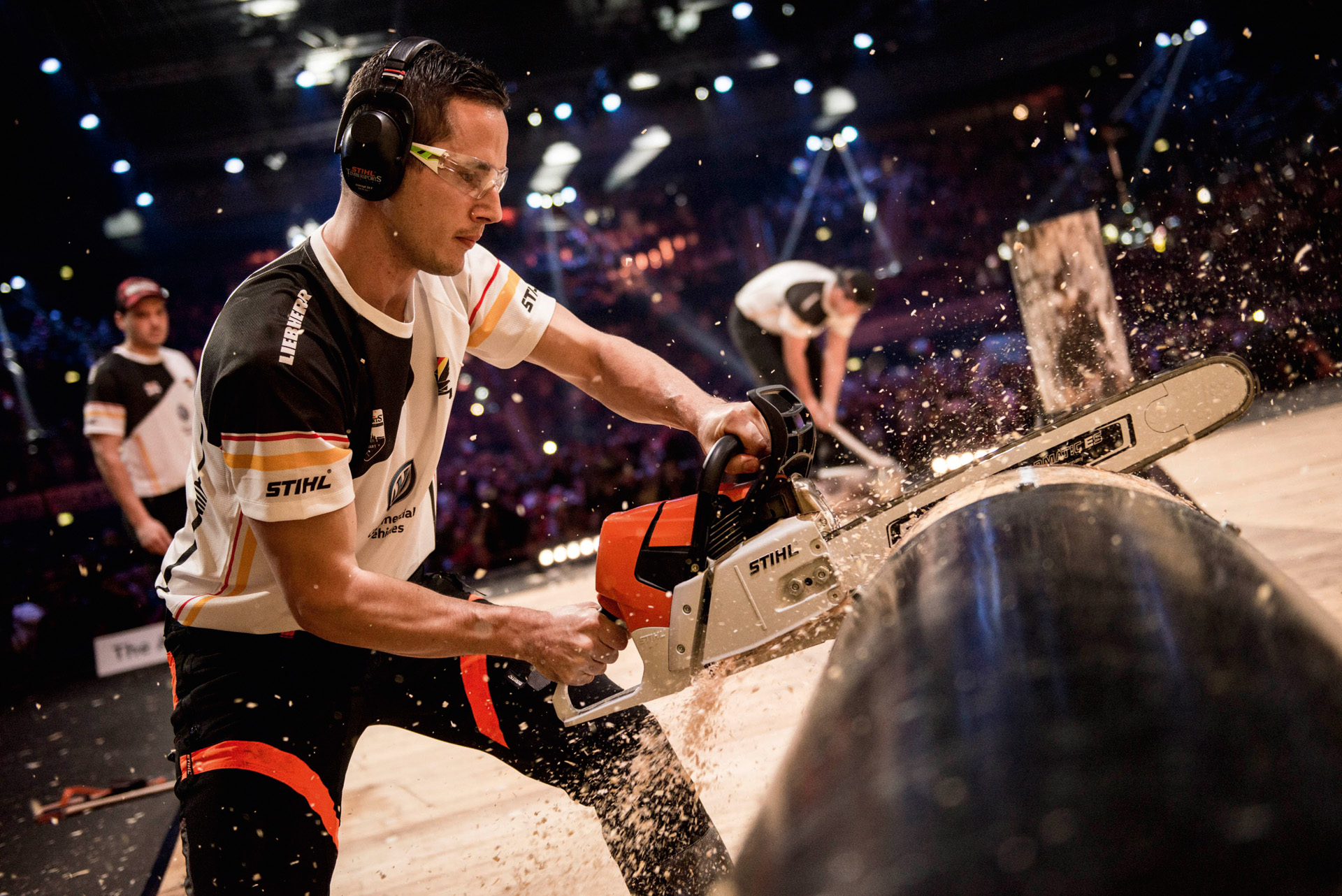 STIHL TIMBERSPORTS® -urheilija sahaamassa puunrunkoa kilpailun aikana 