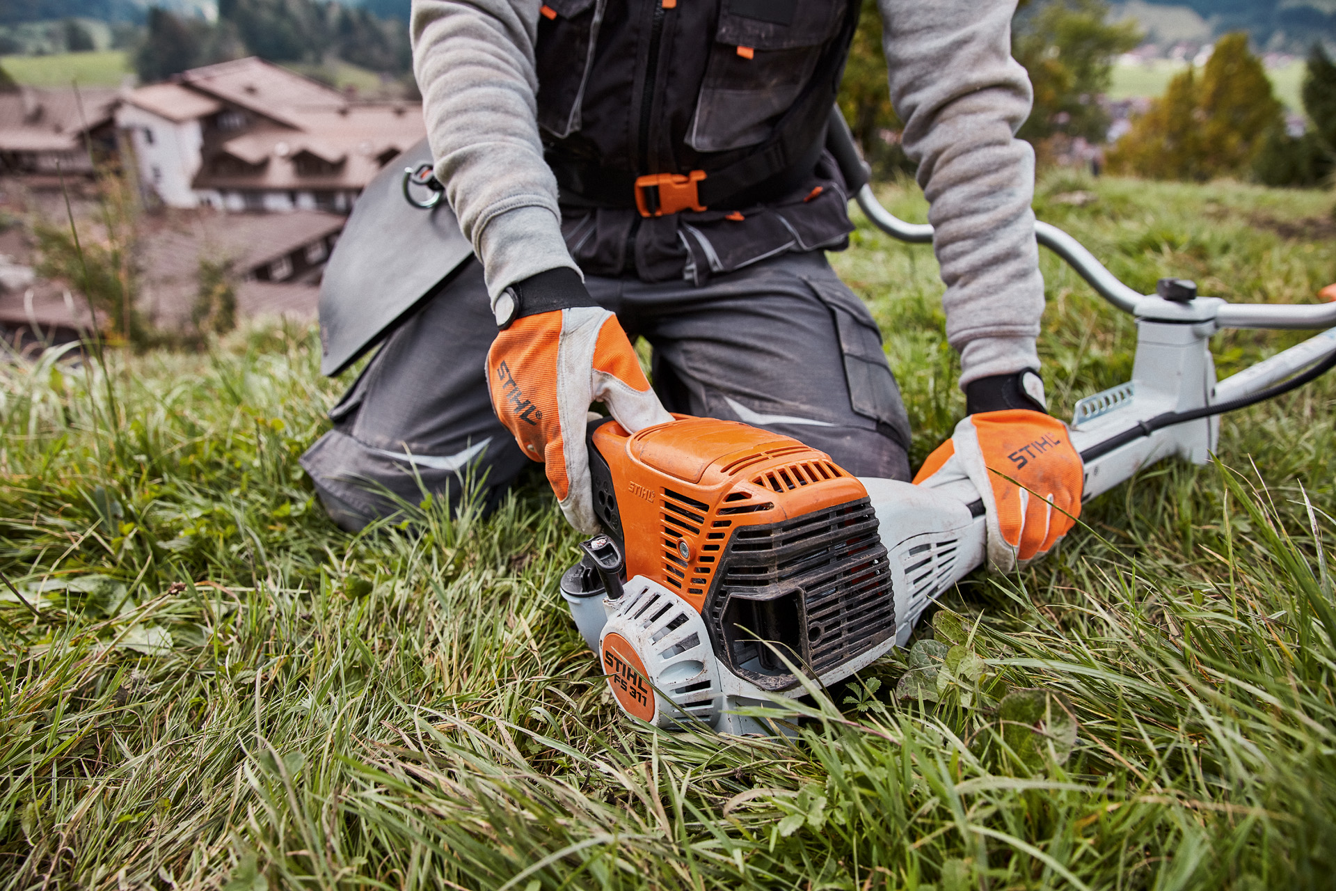 Polttomoottorikäyttöistä STIHL FS 311 -raivaussahaa käynnistetään 