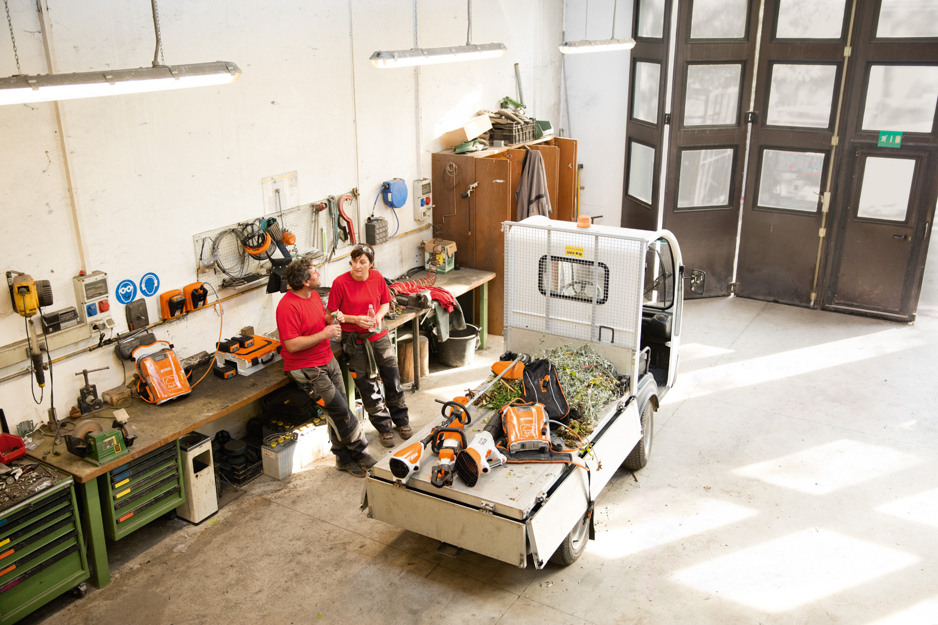Akkukäyttöiset STIHL-tuotteet lava-autossa.