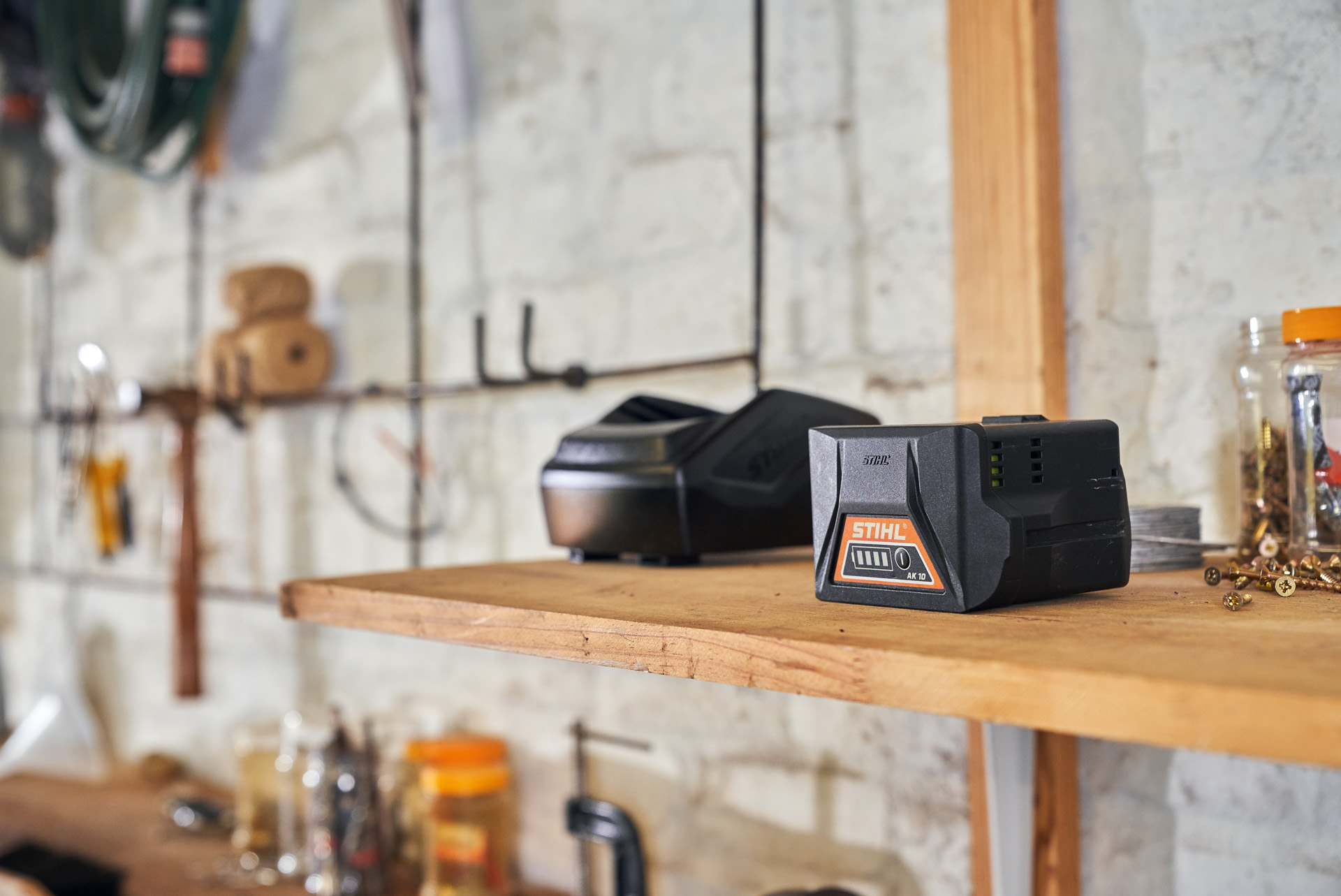 Kaksi akkua STIHL-akkuteknologialla korjaamon hyllyllä