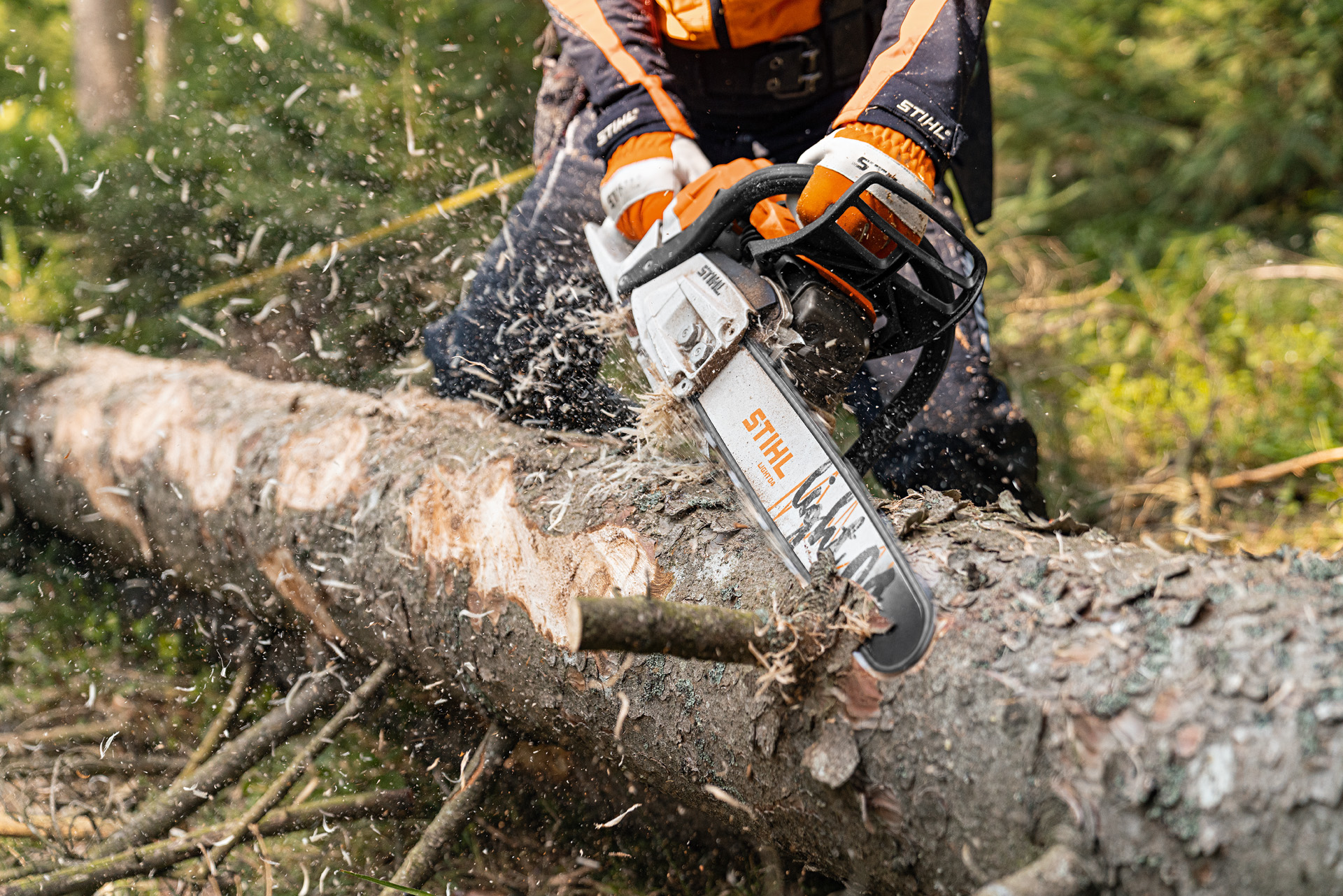 Puuta kuoritaan polttomoottorikäyttöisellä STIHL MS 261 C-M -moottorisahalla, jossa on 2-MIX-moottori ja Light 04 -terälevy
