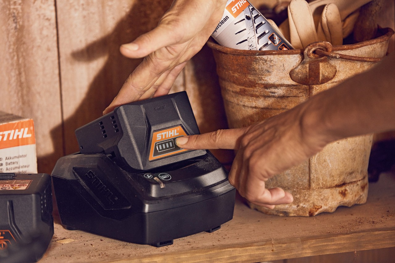 STIHL AK 10 ja AK 20 akkujen hoito työkaluvajassa