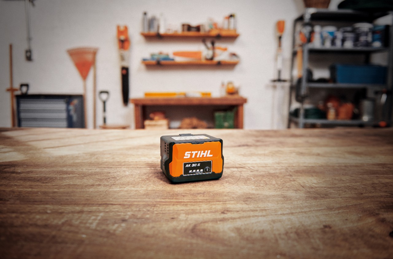 STIHL AK 30 S -akku korjaamon puisella pöydällä 