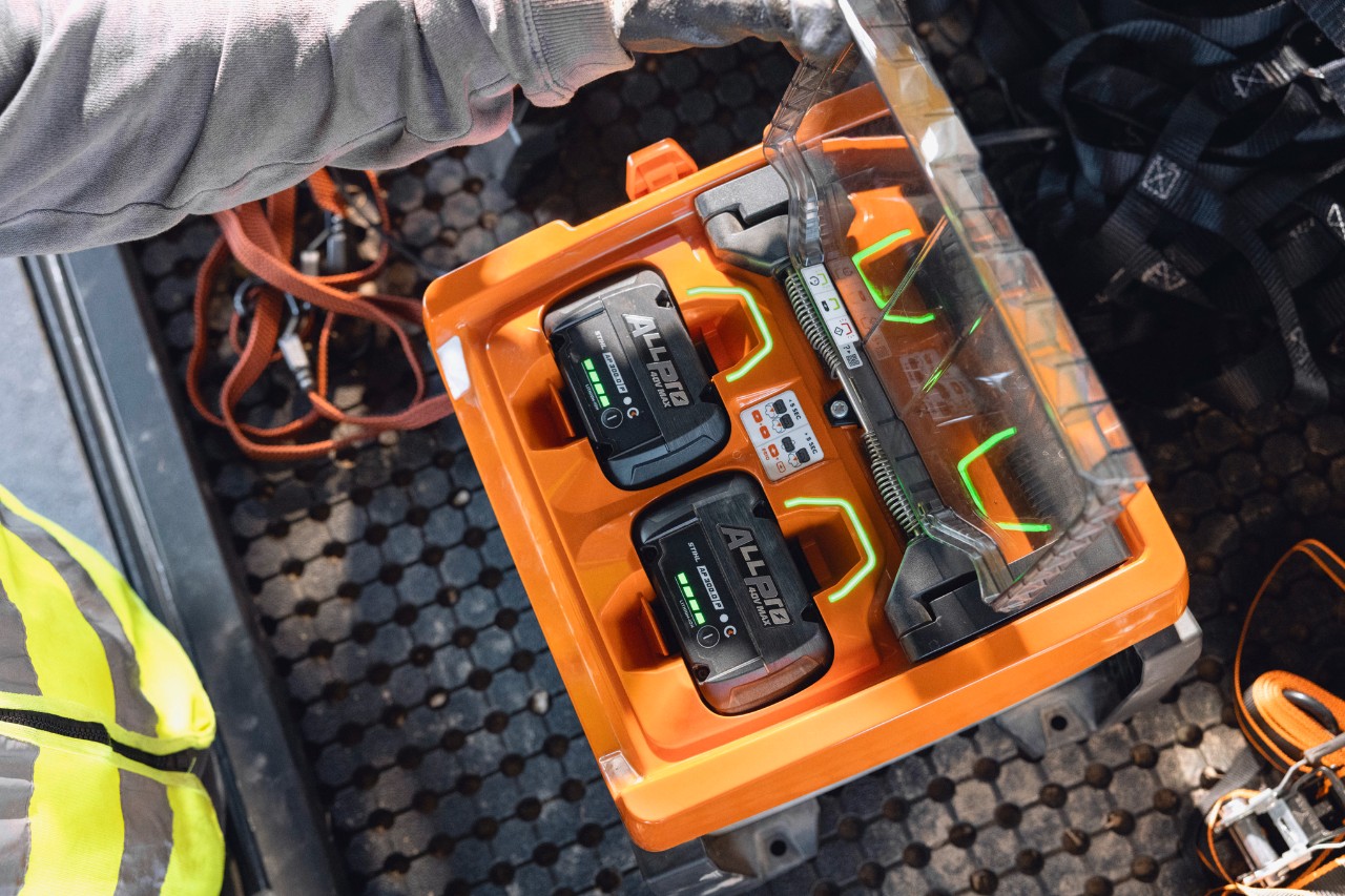 Täyteen ladatut STIHL ALLPRO 300.0 P (C) -akut kannettavassa laturissa AL 1802 MO
