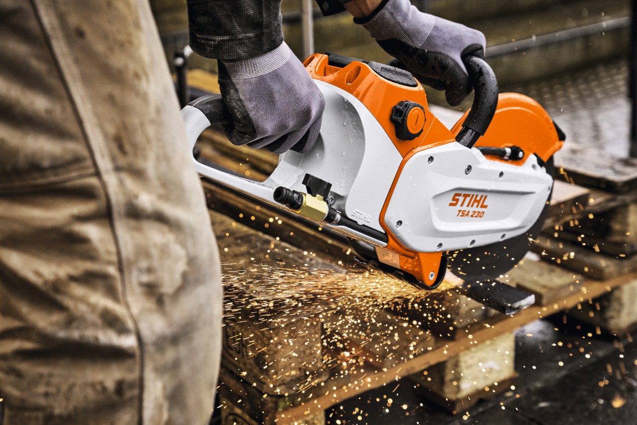 Metallin leikkaus TSA 230:lla ja STIHL ALLPRO 300.0 P(C) -akulla