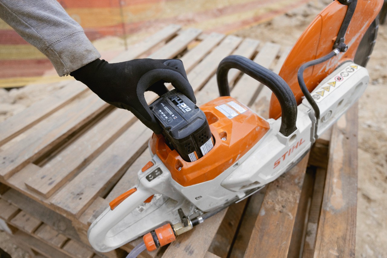 TSA 350 -mallissa käytetään STIHL ALLPRO 300.0 P -akkua.