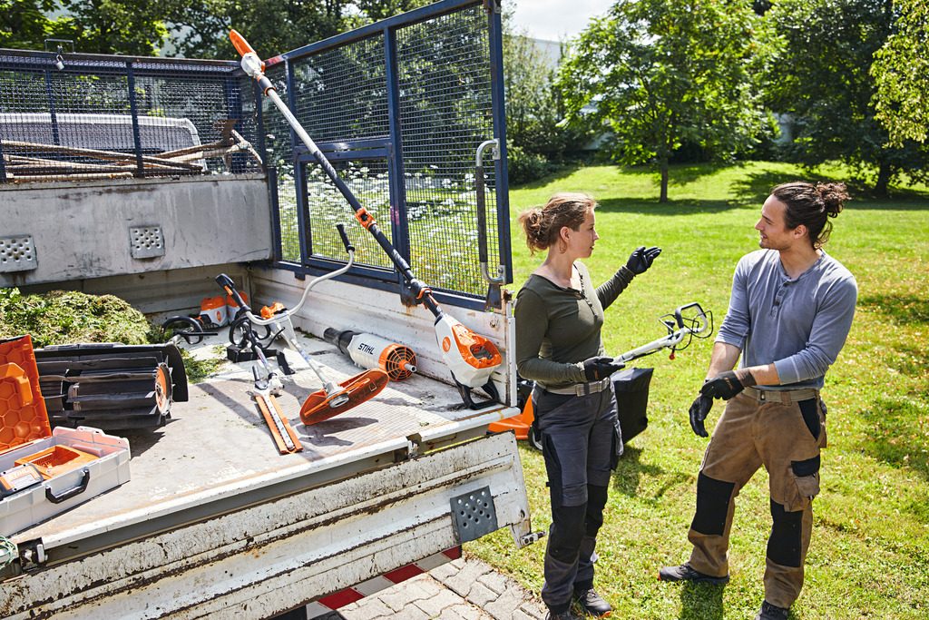 Lava-auto täynnä erilaisia ​​Stihl-tuotteita