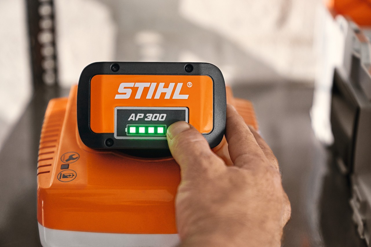 Lähikuva Stihl-akusta AP 300 ja kädestä