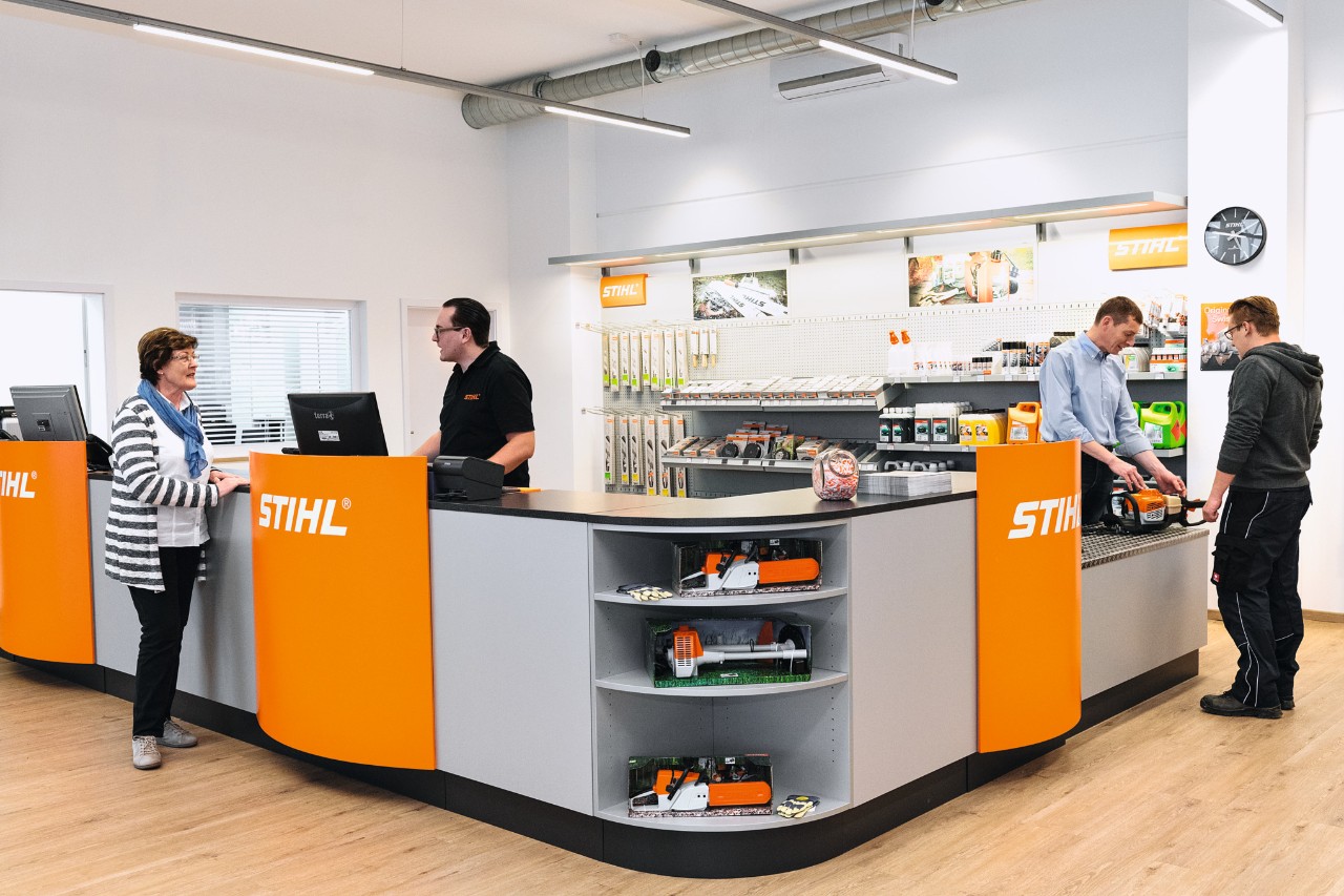 STIHL-jälleenmyyjien myyntialue, jolla on työntekijöitä ja asiakkaita  